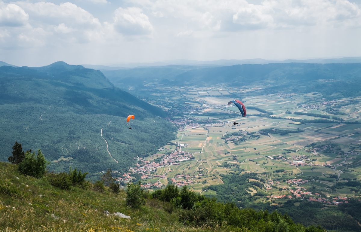 The burja makes for great hang-gliding. 
