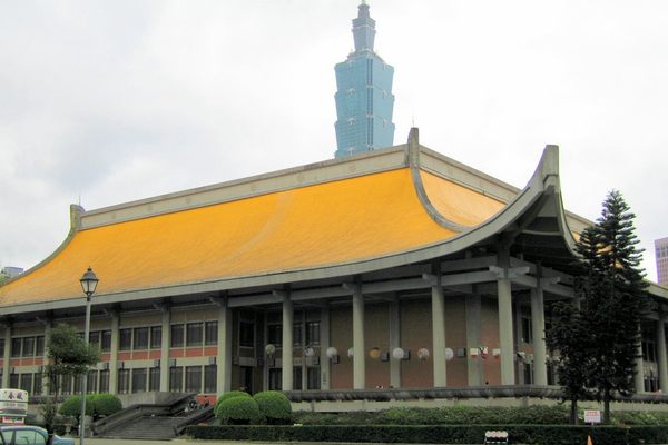 Memorial Hall with Taipei 101 in the background.