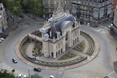 The Porte de Paris.
