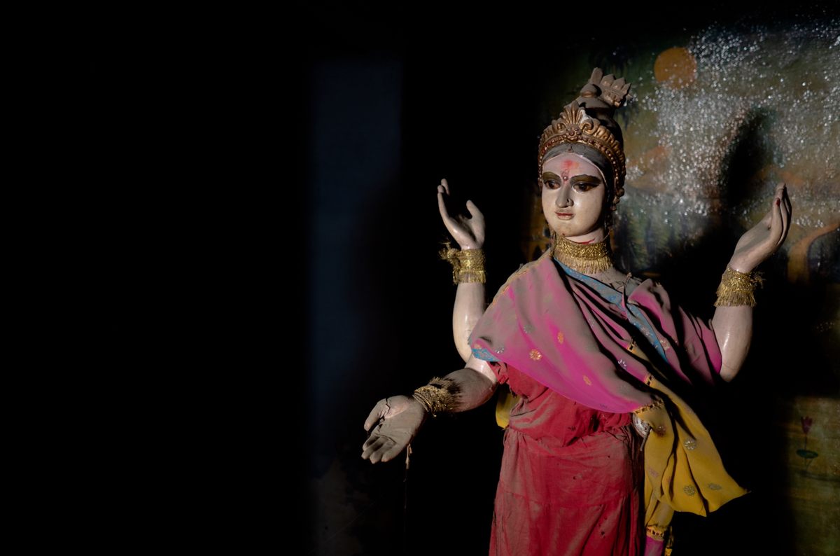 The now-broken statue of Lakshmi in Lakshmi Talkies in Allahabad.