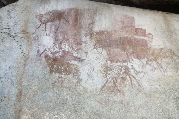 The first big rock with rock paintings. On the other side of the big boulder can a couple of (fading) hunters be found