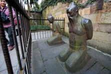 Statues of Qin Hui and Lady Wang.