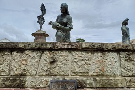 The (Papaloapan) Cuenca region is represented by a female statue tying to the Pineapple Dance.