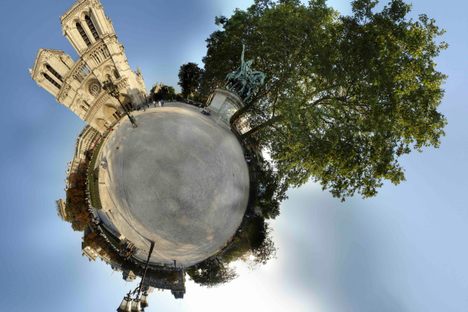 A 360° panorama of Notre-Dame de Paris.