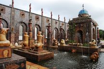 Fountains in front of the temple (Flickr/dregola)