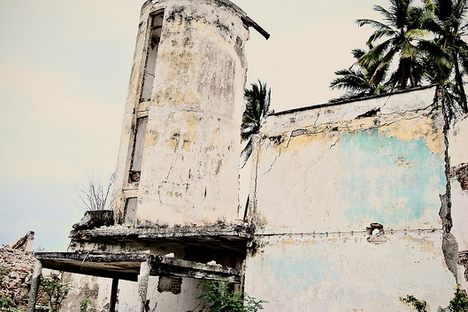 A canopied entrance to the once luxurious hotel (Flickr/oladybug0)