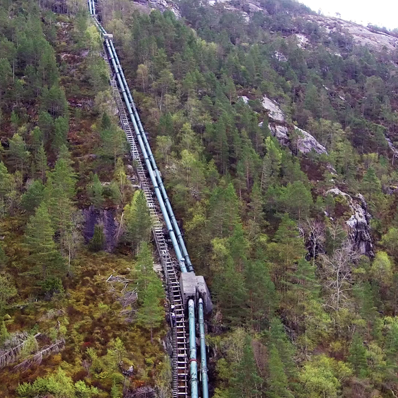 Installation and monitoring of a canopy bridge connecting Atlantic