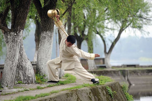 Performances with copper kettles are becoming increasingly popular attractions in Chengdu.  