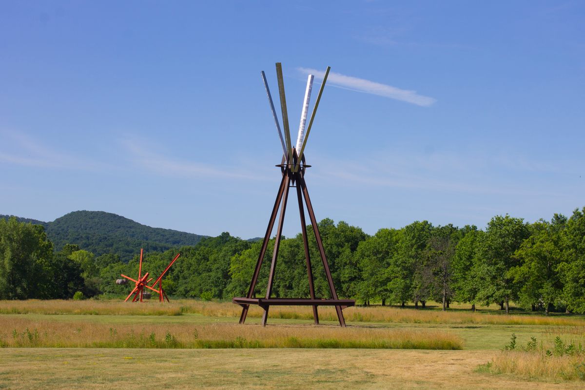 Mark di Suvero's <em>Figolu</em>, 2005–11, and <em>E=MC2</em>, 1996—97. ©Mark di Suvero, courtesy the artist and Spacetime C.C., New York.