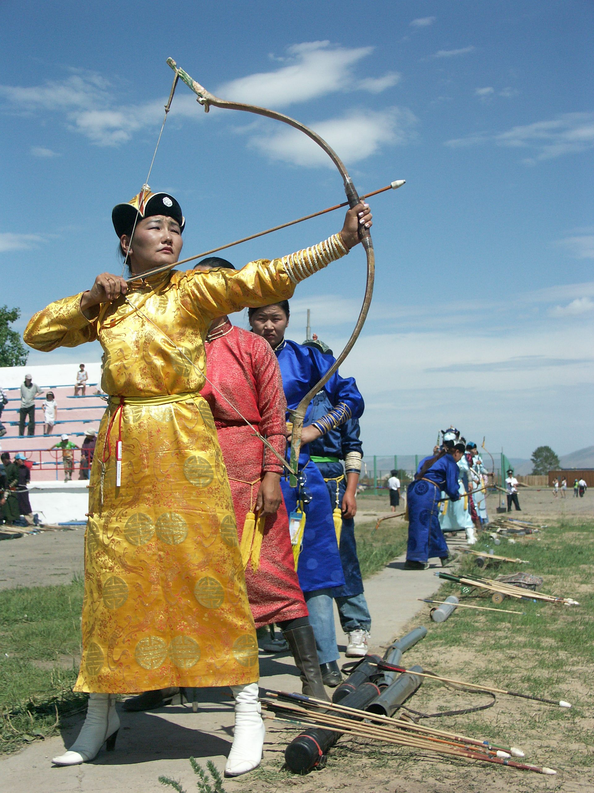 На ежегодных играх Наадам в Монголии женщины соревнуются в стрельбе из лука и скачках вместе с соперниками-мужчинами.