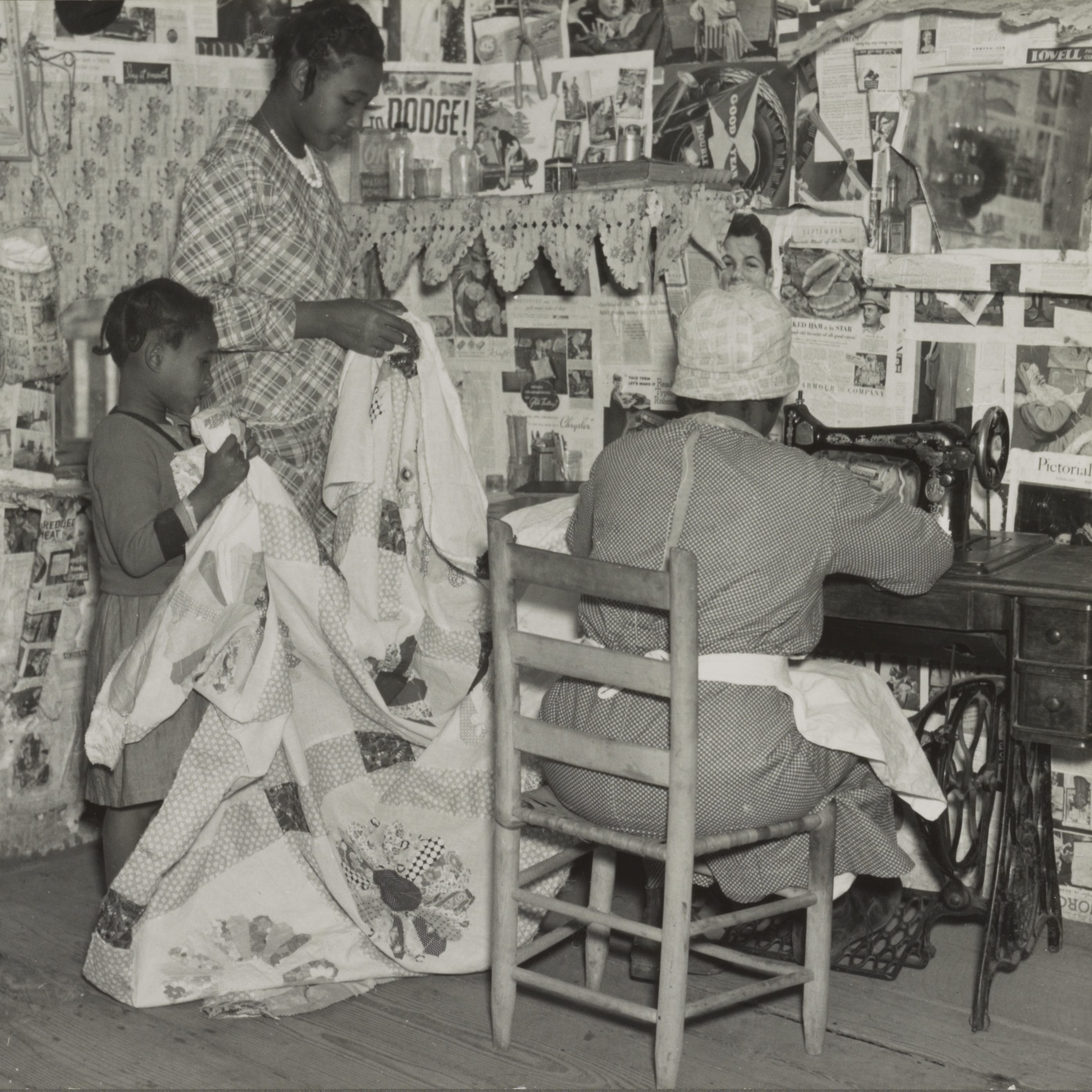 A historical photograph of the quilter Jorena Pettway, assisted by Jennie Pettway and another girl, taken in 1937 in Gee's Bend, Alabama.