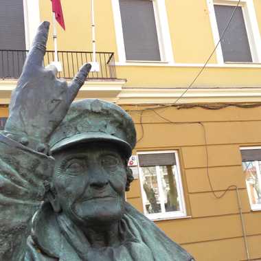 Detail of the bust.
