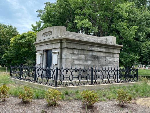 Couch Tomb – Chicago, Illinois - Atlas Obscura