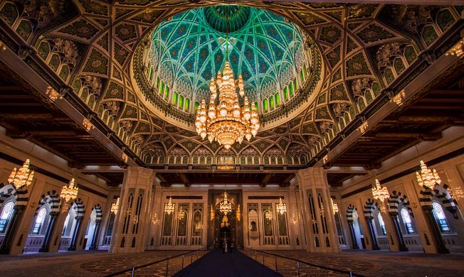 Chandelier At The Sultan Qaboos Grand, Largest Chandeliers In The World