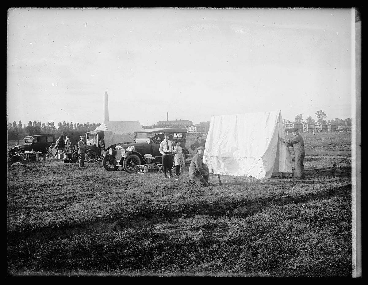 Camping in the shadow of the Washington Monument and Smithsonian Institution might be a little tricky today. But in 1921, these Tin Can Tourists did what most motorists of the time did: set up camp wherever they liked. State and national parks didn’t establish formal campgrounds near main thoroughfares until U.S. highways were developed and car travel had increased.