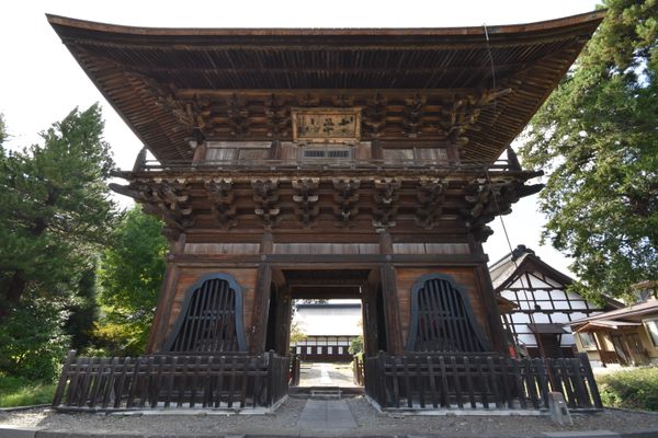 The main gate of Chōshō-ji Temple, built in 1629.