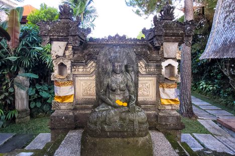 An aling-aling is a half-wall opposite a gate that can keep spirits at bay. 