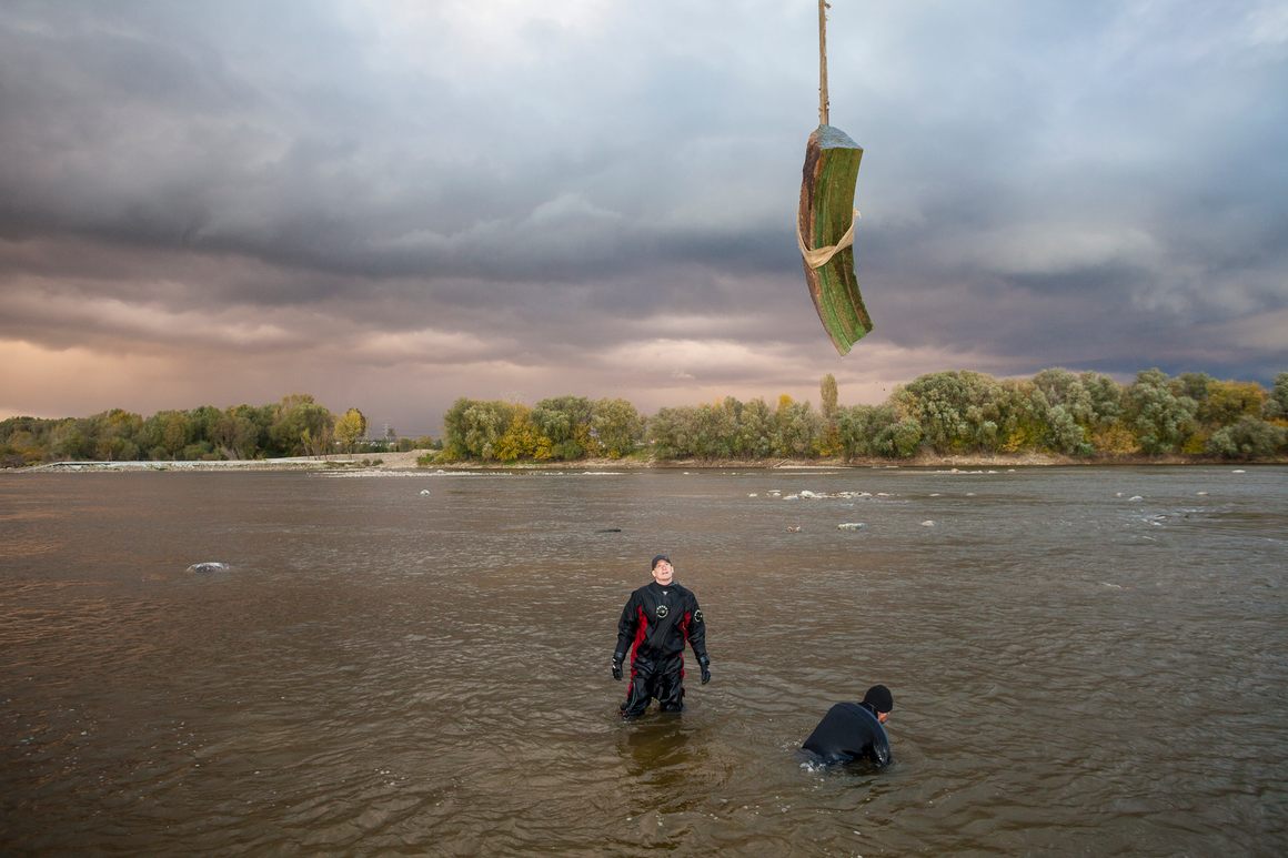 Lifting heavy artifacts with a floating crane