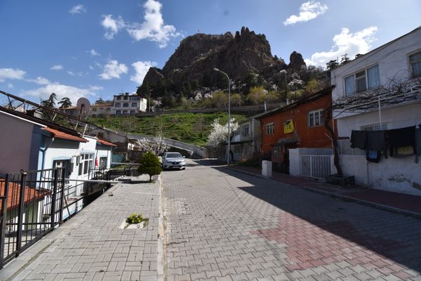 The old town of Afyonkarahisar and its namesake: the ancient opium black castle.