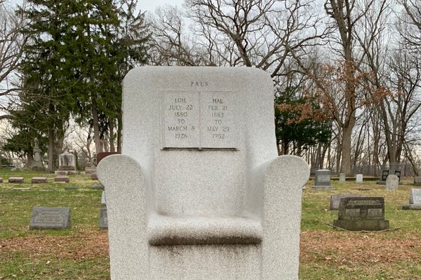 Easy Chair Grave – Geneva, Illinois - Atlas Obscura