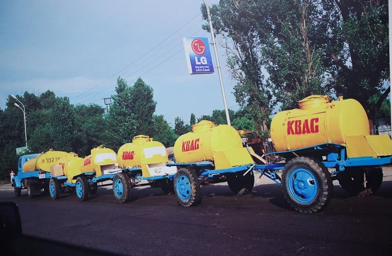 Kvass barrels have characteristically large wheels, like tractors.