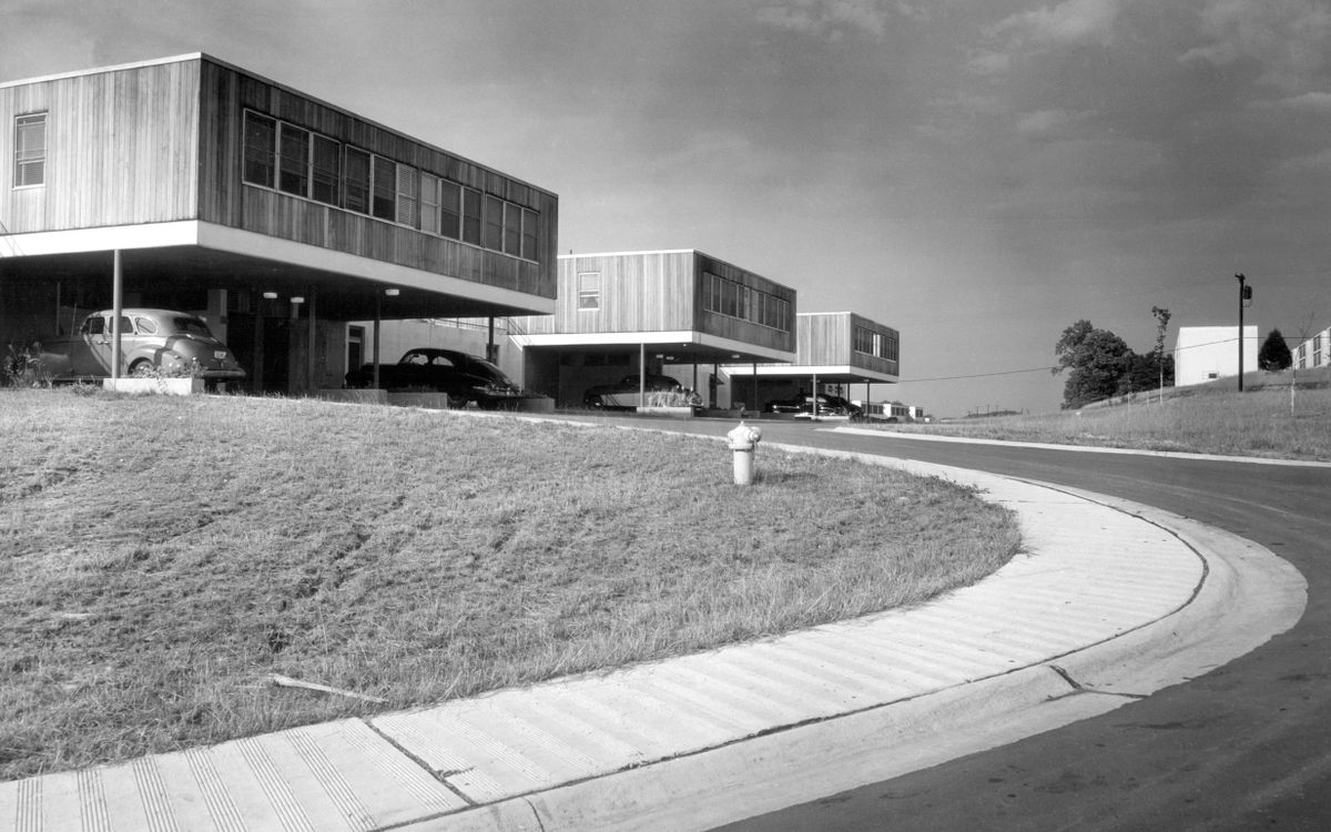 After the war, Skidmore, Owings & Merrill continued to design homes, schools, and other buildings in Oak Ridge. These postwar homes were photographed in 1948.