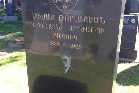 Grave of Misak Torlakian (in Armenian)