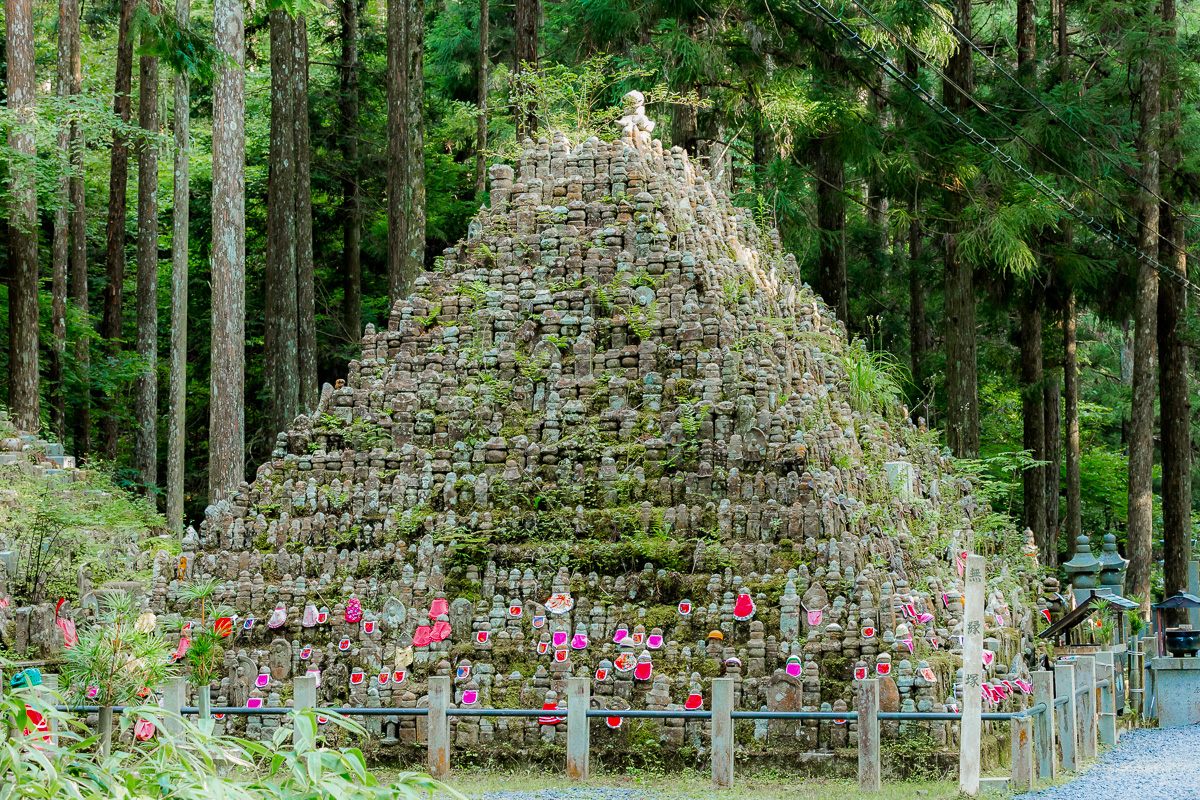 A <em>Muen-zuka</em>, shaped as a large pyramid of small Jizos.