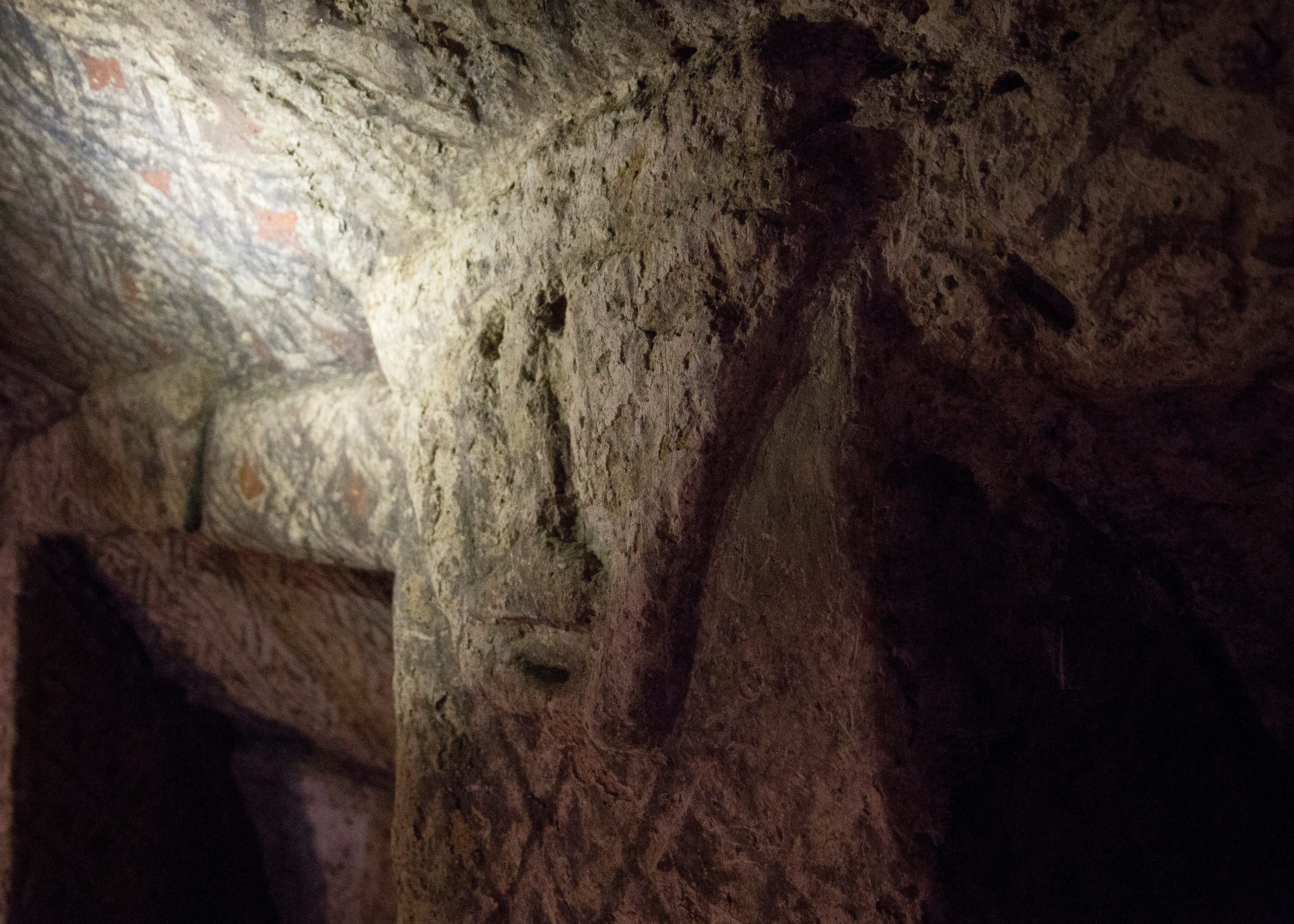 In addition to geometric and figurative paintings, the tombs feature relief sculptures.