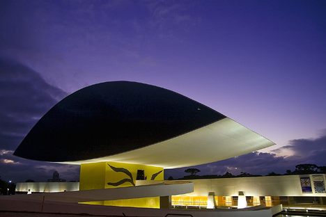 Museu Oscar Niemeyer at night. (Felipe Vieira/Flickr)