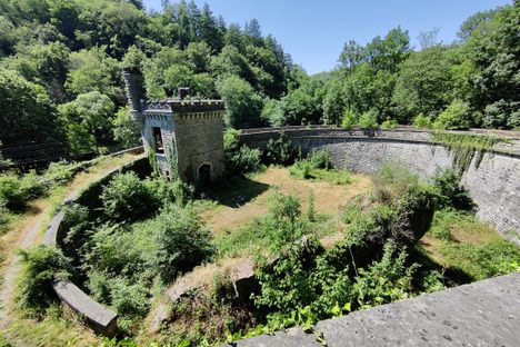 View from above, on the entrance and driveway