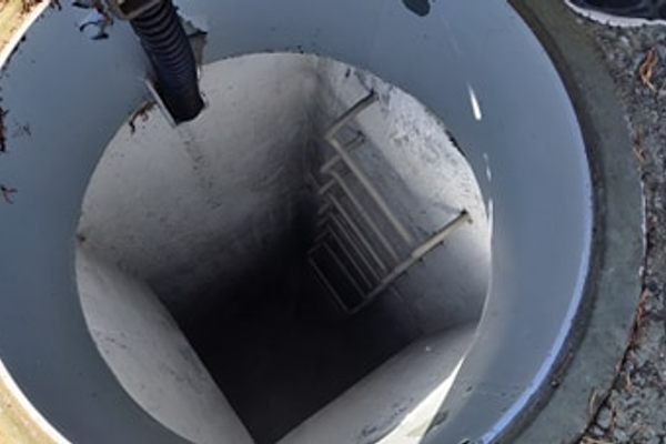 The ladder leading into the interior.