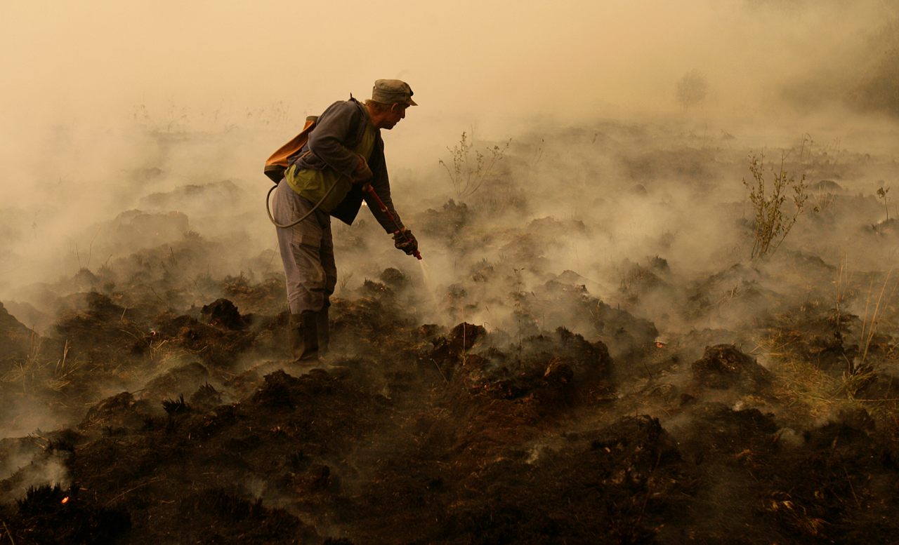 Crews worked to defeat a peat fire outside Moscow in 2010.