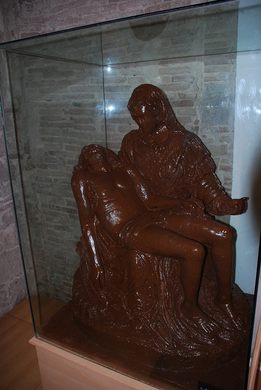 File:Chocolate grinder at the Barcelona chocolate museum