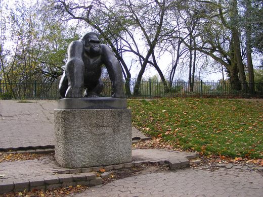 Statue of Guy the Gorilla – London, England - Atlas Obscura