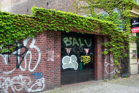 The Knaackstraße gate to the Judengang.
