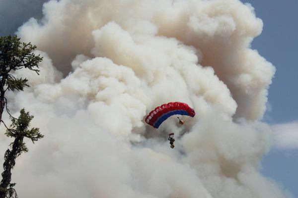 A smokejumper approaches a wildfire.