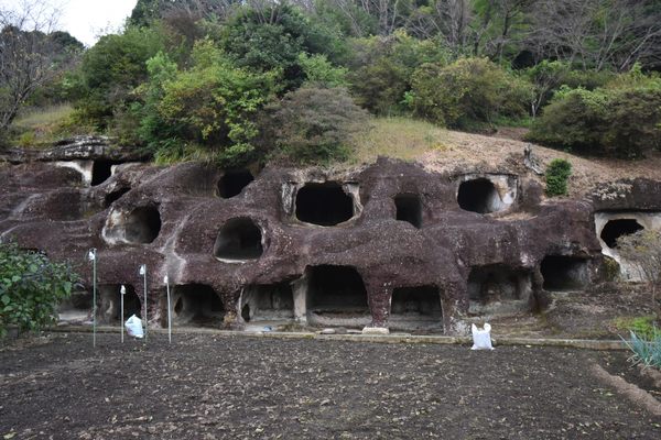 The "hundred caves" of Nagaoka.