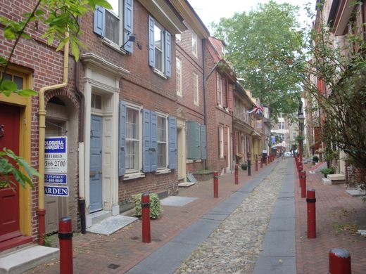 Taking a Stroll Down Elfreth's Alley in Philadelphia - Uncovering PA