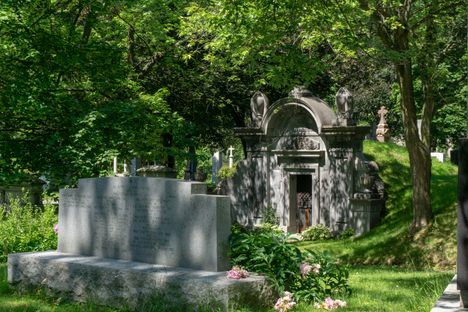 Notre-Dame-des-Neiges Cemetery