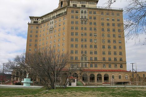 The Baker Hotel in 2006. (Wikimedia Commons)