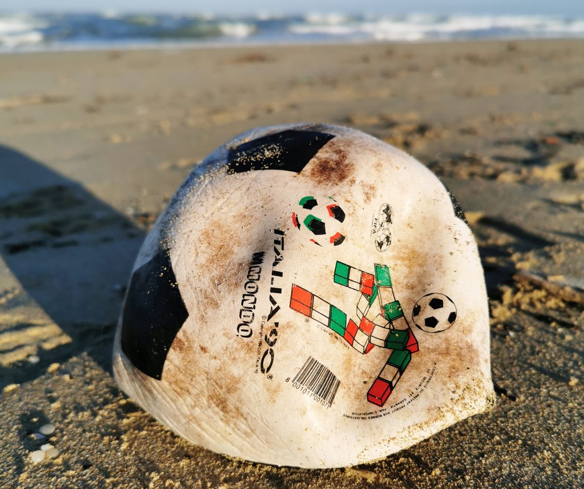 This official soccer ball of the 1990 World Cup evoked in Suma a sense of nostalgia, which can make people realize how long such objects have floated at sea.