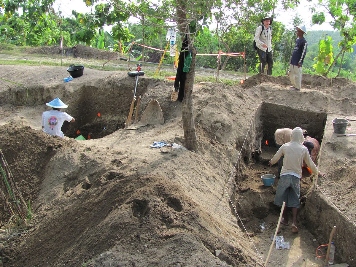 Excavations in the terraces of the Solo River, where just over 100,000 years ago, <em>Homo erectus</em> remains piled up. 