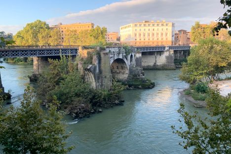 The broken Pons Aemilius in front of the new Ponte Palatino.