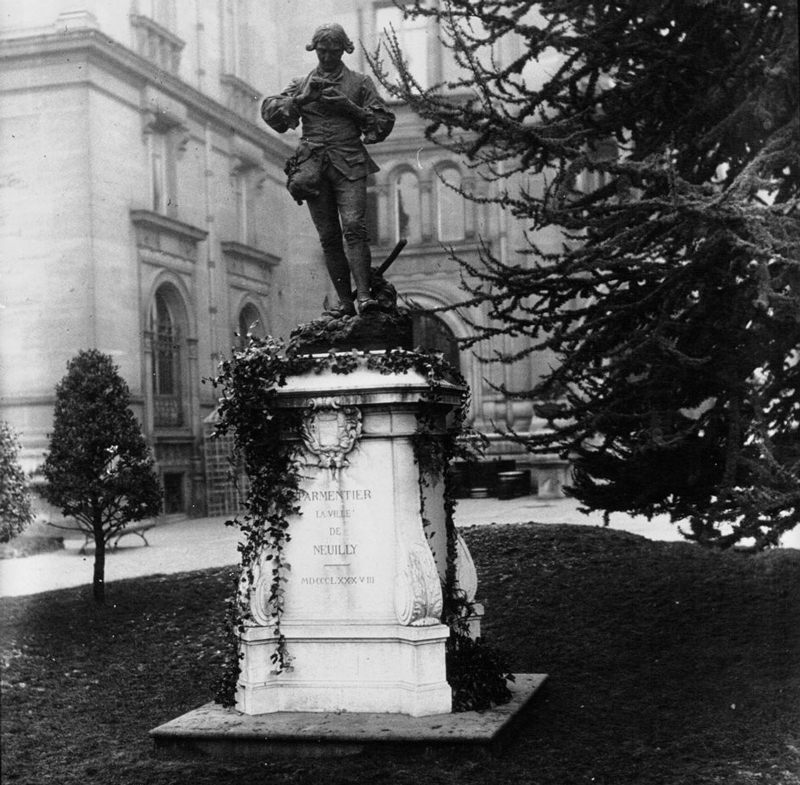 Photograph of a statue dedicated to Parmentier, image c. 1914.