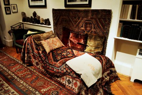 Freud's psychoanalytic couch. 