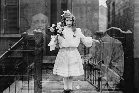 The Famous Fight Over the Turn-of-the-Century Trend of Spirit Photography