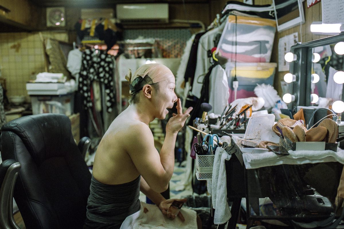 Performers like Shinya-san are responsible for their own makeup and adopt their own signature style.