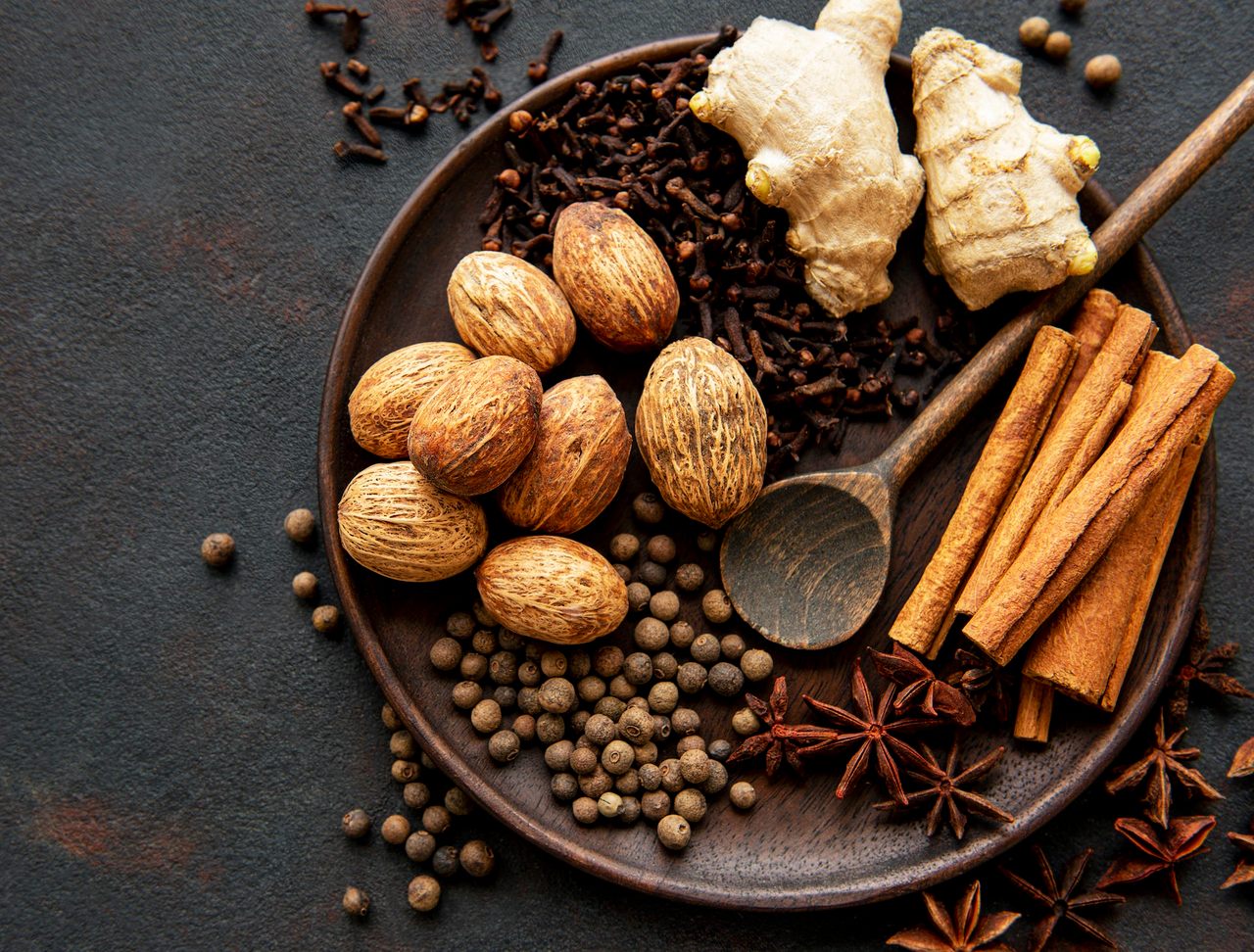 Ginger, cinnamon, and nutmeg are so-called warm spices and the quintessential flavors of winter holidays. 
