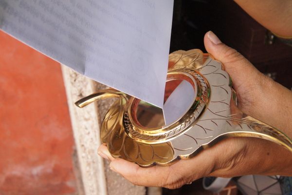 Demonstrating the mirror's zero-refraction characteristics. 